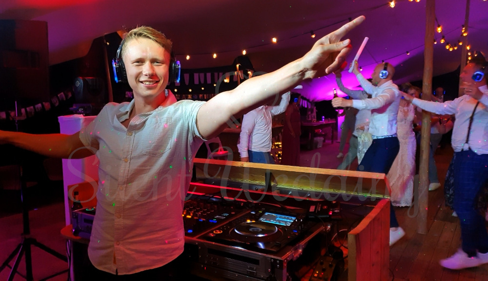 Silent Wedding Bruiloft DJ en technicus huren