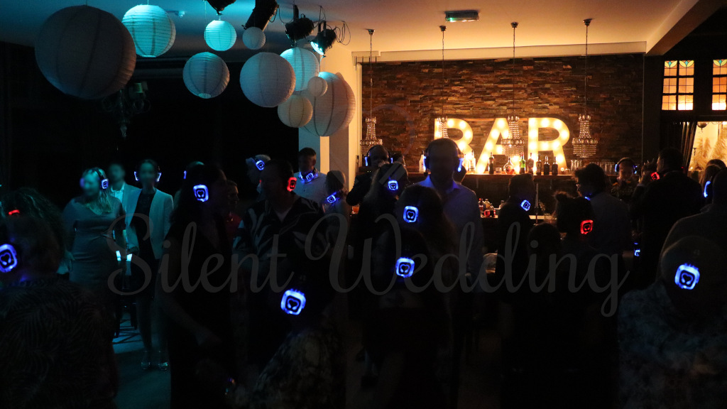 Gasten kiezen hun eigen muziekstijl via de kanalen op hun silent disco hoofdtelefoon.